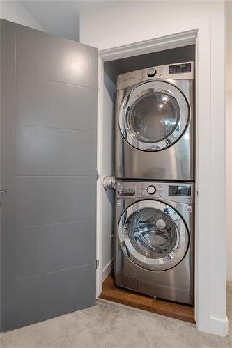 20 Dochart Gate, Niverville, MB - Indoor Photo Showing Laundry Room