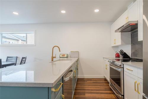 20 Dochart Gate, Niverville, MB - Indoor Photo Showing Kitchen