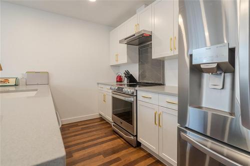 20 Dochart Gate, Niverville, MB - Indoor Photo Showing Kitchen