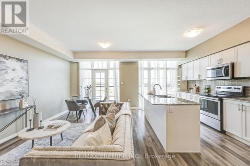 437 - 19 Bellcastle Gate, Whitchurch-Stouffville (Stouffville), ON - Indoor Photo Showing Kitchen With Upgraded Kitchen