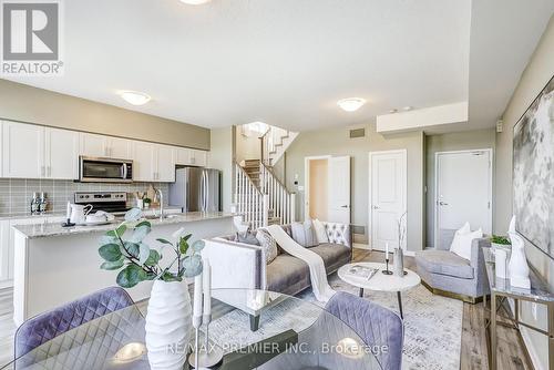 437 - 19 Bellcastle Gate, Whitchurch-Stouffville (Stouffville), ON - Indoor Photo Showing Kitchen With Upgraded Kitchen