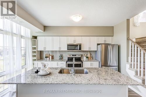 437 - 19 Bellcastle Gate, Whitchurch-Stouffville (Stouffville), ON - Indoor Photo Showing Kitchen With Upgraded Kitchen