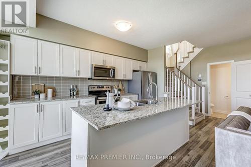 437 - 19 Bellcastle Gate, Whitchurch-Stouffville (Stouffville), ON - Indoor Photo Showing Kitchen With Double Sink With Upgraded Kitchen