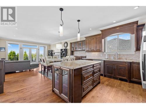 368 Trumpeter Court, Kelowna, BC - Indoor Photo Showing Kitchen