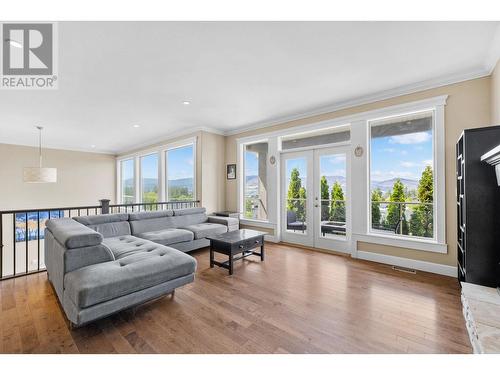 368 Trumpeter Court, Kelowna, BC - Indoor Photo Showing Living Room