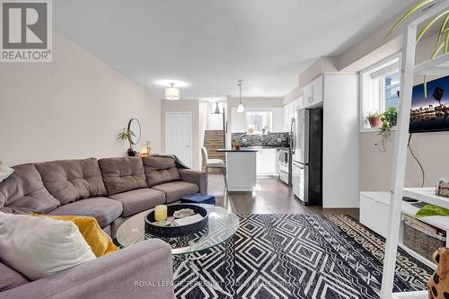 58 - 3200 Singleton Avenue, London, ON - Indoor Photo Showing Living Room