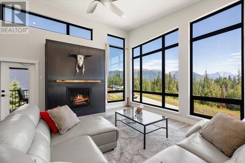 5420 Resort Drive, Fernie, BC - Indoor Photo Showing Living Room With Fireplace