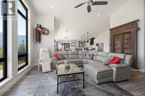 5420 Resort Drive, Fernie, BC - Indoor Photo Showing Living Room