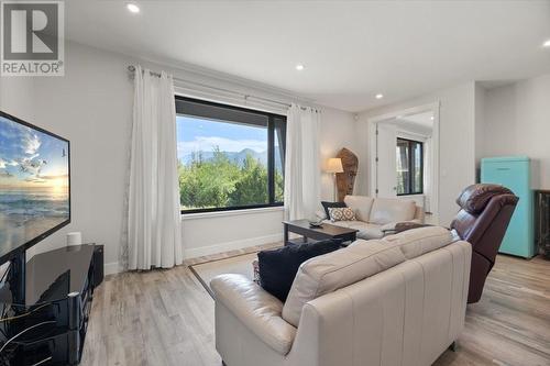 5420 Resort Drive, Fernie, BC - Indoor Photo Showing Living Room