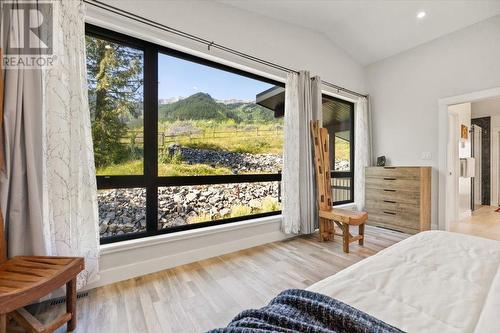 5420 Resort Drive, Fernie, BC - Indoor Photo Showing Bedroom