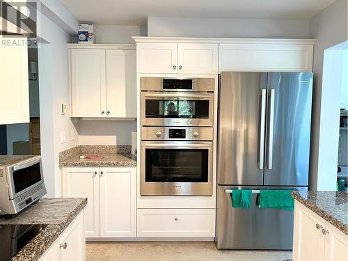 4A 338 Taylor Way, West Vancouver, BC - Indoor Photo Showing Kitchen With Stainless Steel Kitchen With Upgraded Kitchen