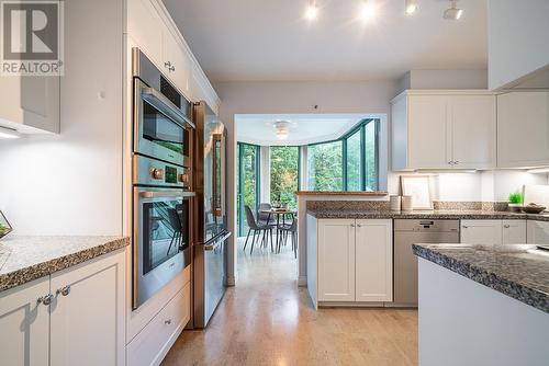 4A 338 Taylor Way, West Vancouver, BC - Indoor Photo Showing Kitchen