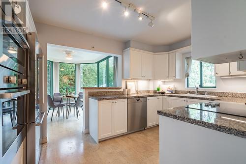 4A 338 Taylor Way, West Vancouver, BC - Indoor Photo Showing Kitchen With Stainless Steel Kitchen