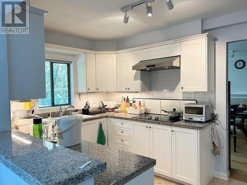 4A 338 Taylor Way, West Vancouver, BC - Indoor Photo Showing Kitchen