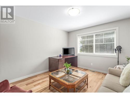 120 Hartman Road Unit# 110, Kelowna, BC - Indoor Photo Showing Living Room