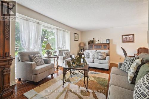 557 Trafford Crescent, Oakville (Bronte West), ON - Indoor Photo Showing Living Room