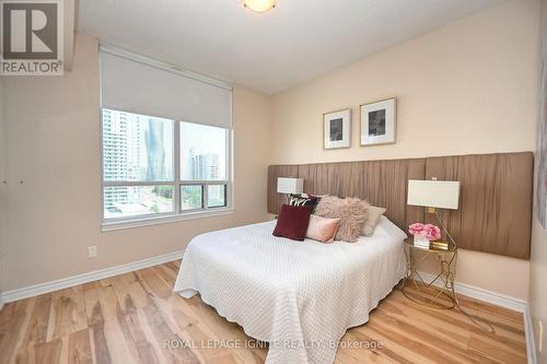 1207 - 3504 Hurontario Street, Mississauga (Fairview), ON - Indoor Photo Showing Bedroom