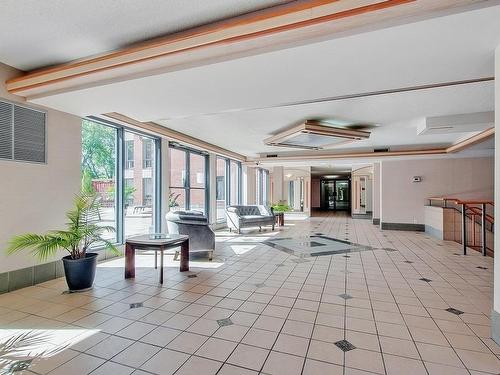 Hall - 301-4470 Ch. Des Cageux, Laval (Chomedey), QC 