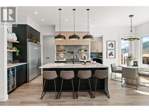 901 Melrose Street, Kelowna, BC - Indoor Photo Showing Kitchen With Upgraded Kitchen