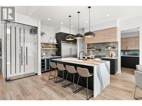 901 Melrose Street, Kelowna, BC - Indoor Photo Showing Kitchen With Upgraded Kitchen