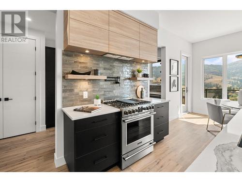 901 Melrose Street, Kelowna, BC - Indoor Photo Showing Kitchen With Upgraded Kitchen