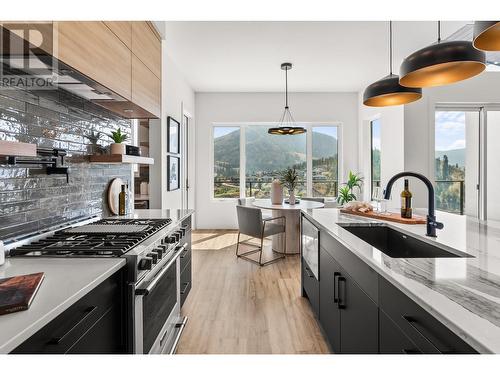 901 Melrose Street, Kelowna, BC - Indoor Photo Showing Kitchen With Upgraded Kitchen