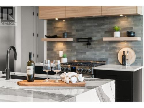 901 Melrose Street, Kelowna, BC - Indoor Photo Showing Kitchen With Upgraded Kitchen