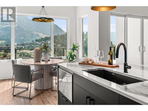 901 Melrose Street, Kelowna, BC - Indoor Photo Showing Kitchen With Upgraded Kitchen