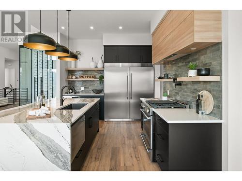 901 Melrose Street, Kelowna, BC - Indoor Photo Showing Kitchen With Upgraded Kitchen