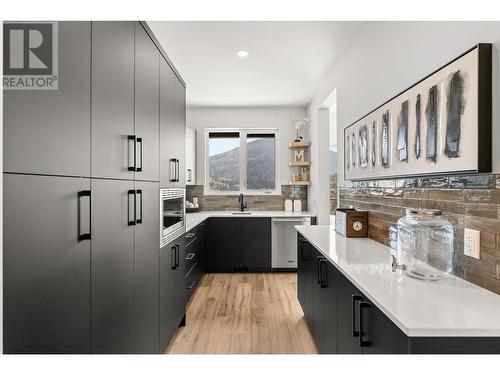 901 Melrose Street, Kelowna, BC - Indoor Photo Showing Kitchen