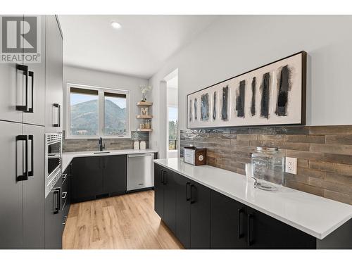 901 Melrose Street, Kelowna, BC - Indoor Photo Showing Kitchen With Double Sink