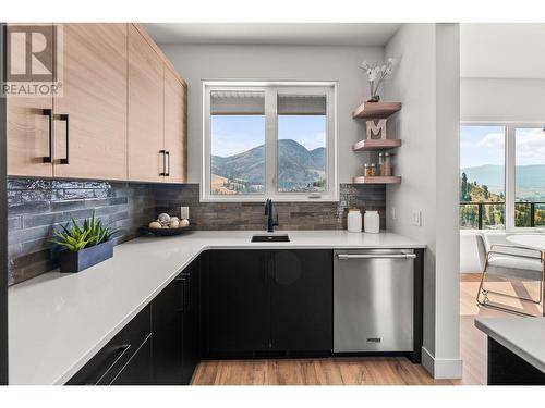 901 Melrose Street, Kelowna, BC - Indoor Photo Showing Kitchen