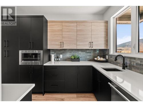 901 Melrose Street, Kelowna, BC - Indoor Photo Showing Kitchen With Upgraded Kitchen