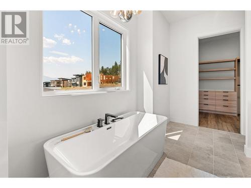 901 Melrose Street, Kelowna, BC - Indoor Photo Showing Bathroom