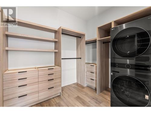 901 Melrose Street, Kelowna, BC - Indoor Photo Showing Laundry Room