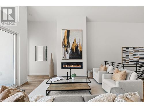 901 Melrose Street, Kelowna, BC - Indoor Photo Showing Living Room With Fireplace