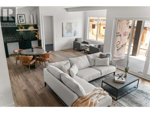 901 Melrose Street, Kelowna, BC - Indoor Photo Showing Living Room