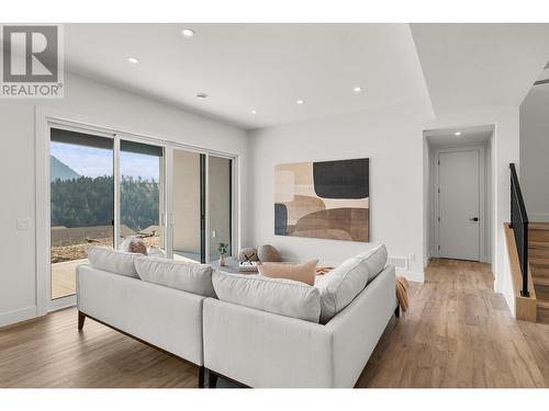 901 Melrose Street, Kelowna, BC - Indoor Photo Showing Living Room