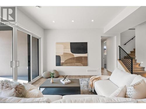 901 Melrose Street, Kelowna, BC - Indoor Photo Showing Living Room