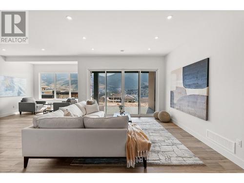 901 Melrose Street, Kelowna, BC - Indoor Photo Showing Living Room