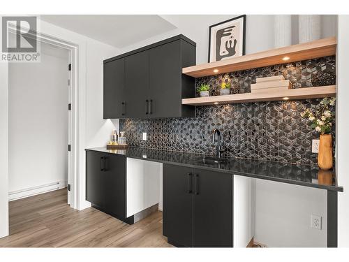 901 Melrose Street, Kelowna, BC - Indoor Photo Showing Kitchen