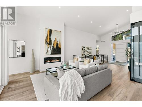 901 Melrose Street, Kelowna, BC - Indoor Photo Showing Living Room