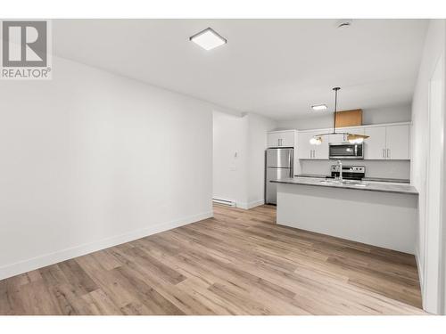 901 Melrose Street, Kelowna, BC - Indoor Photo Showing Kitchen