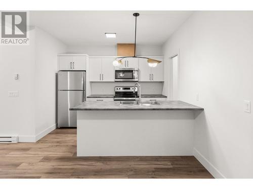 901 Melrose Street, Kelowna, BC - Indoor Photo Showing Kitchen With Double Sink