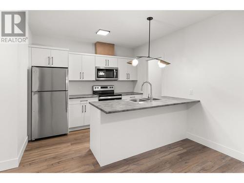 901 Melrose Street, Kelowna, BC - Indoor Photo Showing Kitchen