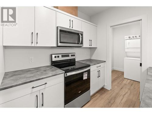 901 Melrose Street, Kelowna, BC - Indoor Photo Showing Kitchen