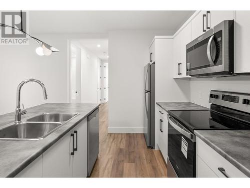 901 Melrose Street, Kelowna, BC - Indoor Photo Showing Kitchen With Double Sink