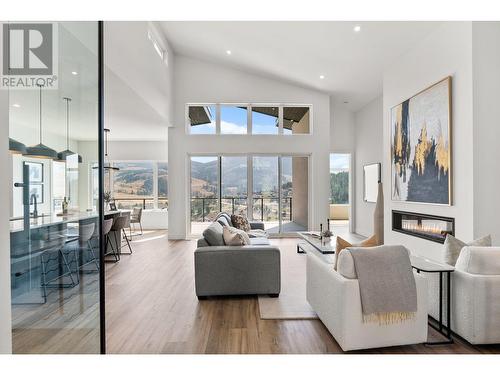 901 Melrose Street, Kelowna, BC - Indoor Photo Showing Living Room