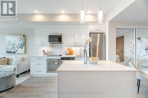 206 - 1316 Kingston Road, Toronto (Birchcliffe-Cliffside), ON - Indoor Photo Showing Kitchen With Upgraded Kitchen