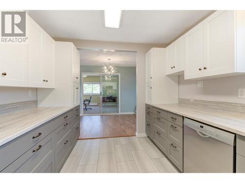 2472 Smid Road, West Kelowna, BC - Indoor Photo Showing Kitchen